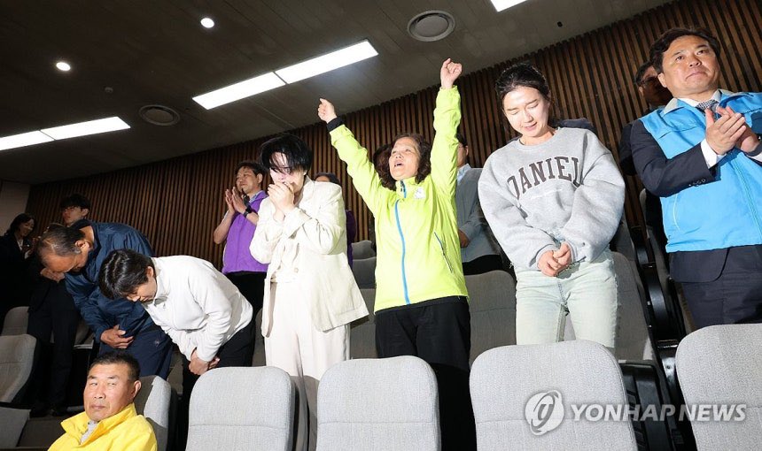 방금 생명안전기본법이 국회 본회의를 통과했습니다.

안전과 관련한 모든 법과 제도는 유가족들의 피와 눈물 위에 쓰여졌다는 말이 있습니다.

4·16세월호참사, 10·29이태원참사, 12·29여객기참사…
이 법안에는 수많은 피해자와 유가족들의 아픔이 담겨있습니다.
