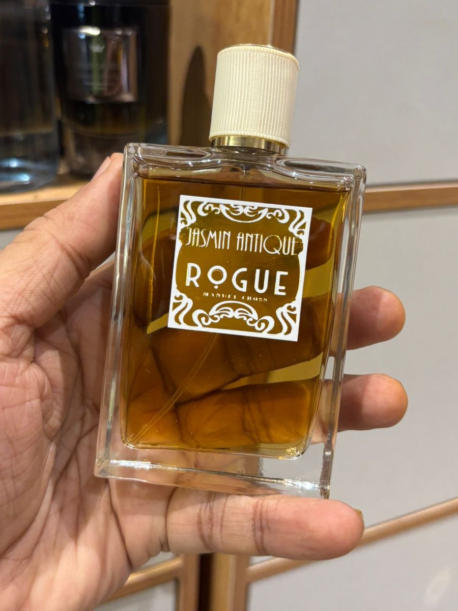 🖤🌼 One more masterpiece from 𝐑𝐎𝐆𝐔𝐄 𝐏𝐄𝐑𝐅𝐔𝐌𝐄𝐑𝐘 in my collection… 🌼🖤

And honestly?
This is not just jasmine.
This is the KING of vintage jasmine artistry. 👑✨
🔥 𝐉𝐀𝐒𝐌𝐈𝐍 𝐀𝐍𝐓𝐈𝐐𝐔𝐄 — 𝐑𝐎𝐆𝐔𝐄 𝐏𝐄𝐑𝐅𝐔𝐌𝐄𝐑𝐘 🔥
Jasmin Antique smells like stepping