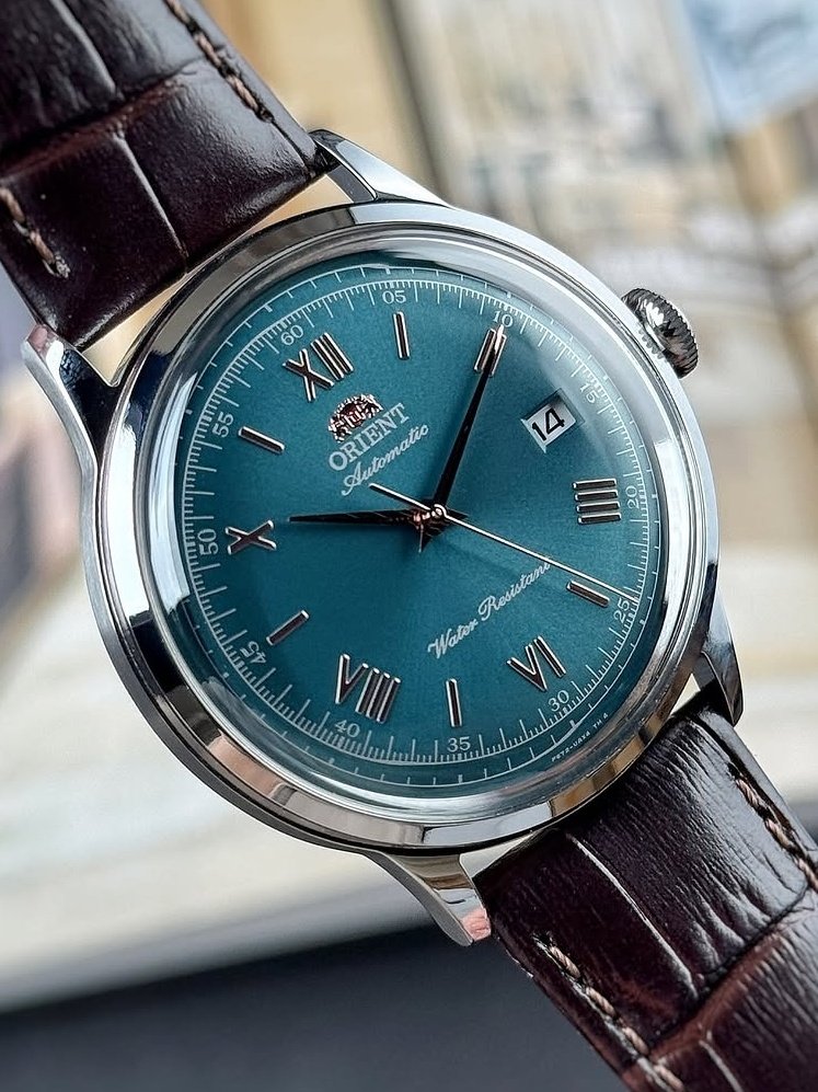Oistien_VanMowo's tweet photo. Orient Bambino V2
This is your quintessential entry level dress watch. Picture yourself in suit or well tailored kaftan...Yeah,  it's a stunner.

✔️38mm Stainless steel case
✔️Green dial with Roman Numerals 
✔️Date window
✔️Automatic movement 
🏷💵 ₦5️⃣2️⃣0️⃣,0️⃣0️⃣0️⃣ https://t.co/dtbWllaJvr