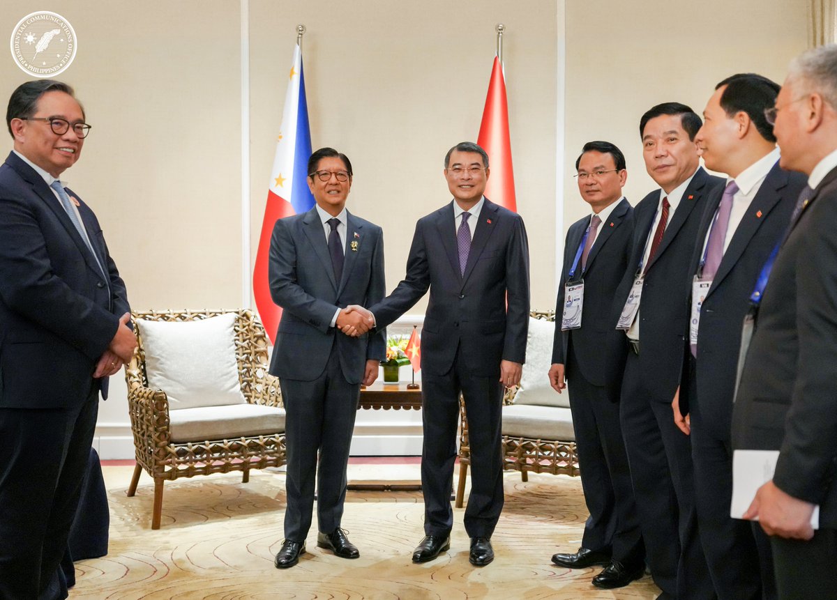 News5PH's tweet photo. PRES. MARCOS, JR. WITH VIETNAMESE PM

Nagdaos ng bilateral meeting sina Pres. Bongbong Marcos at Vietnamese Prime Minister H.E. Lê Minh Hưng ngayong Huwebes, May 7, sa sidelines ng 48th ASEAN Summit and Related Meetings. I via Maricel Halili

#ASEANSummit48

📸: PCO https://t.co/VexrenIRIC