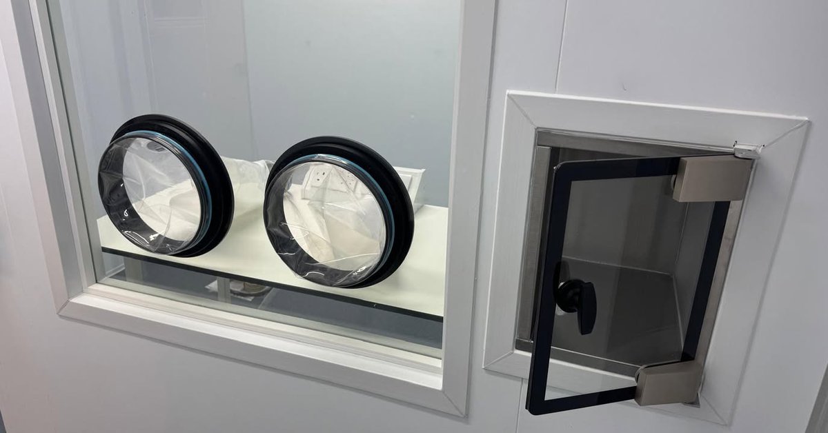 Cleanroomsupply's tweet photo. Another recent project - a customised vision panel with glove ports, bespoke transfer hatch, and workbench with integrated electrics. Designed for a class 1 biological containment room.

Contact us about your bespoke requirements 😊
#BespokeManufacturing #UKManufacturing https://t.co/3li4Uedhe9