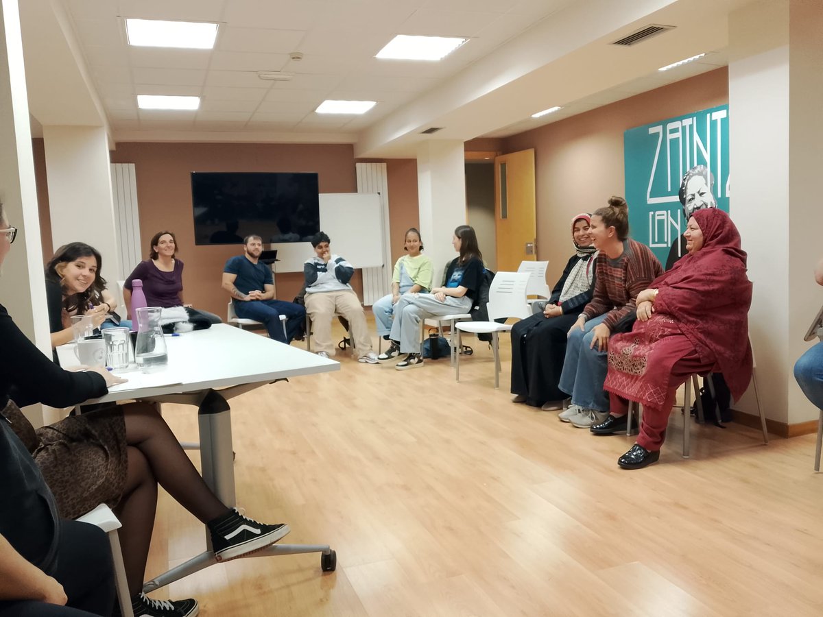 AzpeitiaEaj's tweet photo. Emakume Txokoak 15 urte beteko ditu eta urteurreneko ospakizunak antolatzeko asmoz, asanbladan izan da Edurne Enparan alderdiko zinegotzia, proposamenak egiteko eta ideiak partekatzeko. Topaketa emakume eta LGTBIQ+ pertsonei zuzenduta egon zen Emakume Txokoan bertan. https://t.co/AAib4Rf5sS