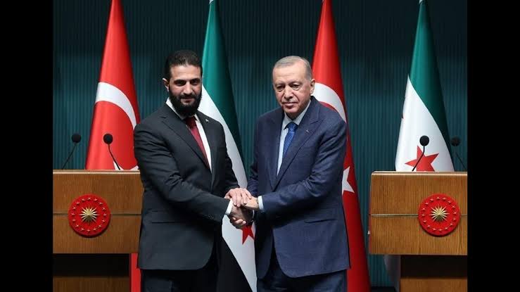 #SONDAKİKA
SURİYE FATİHİ"NDEN TÜRKİYE'YE TİCARİ DARBE!

​Colani yönetimi düğmeye bastı: 

Türk tarım ürünlerine ambargo geldi!

​Suriye, "yerli üretimi koruma" bahanesiyle Türkiye’den yapılan devasa tarım ithalatını yasakladı.

Vurulan Ürünler Listesi Kabarık:

📍​Tam Yasak: