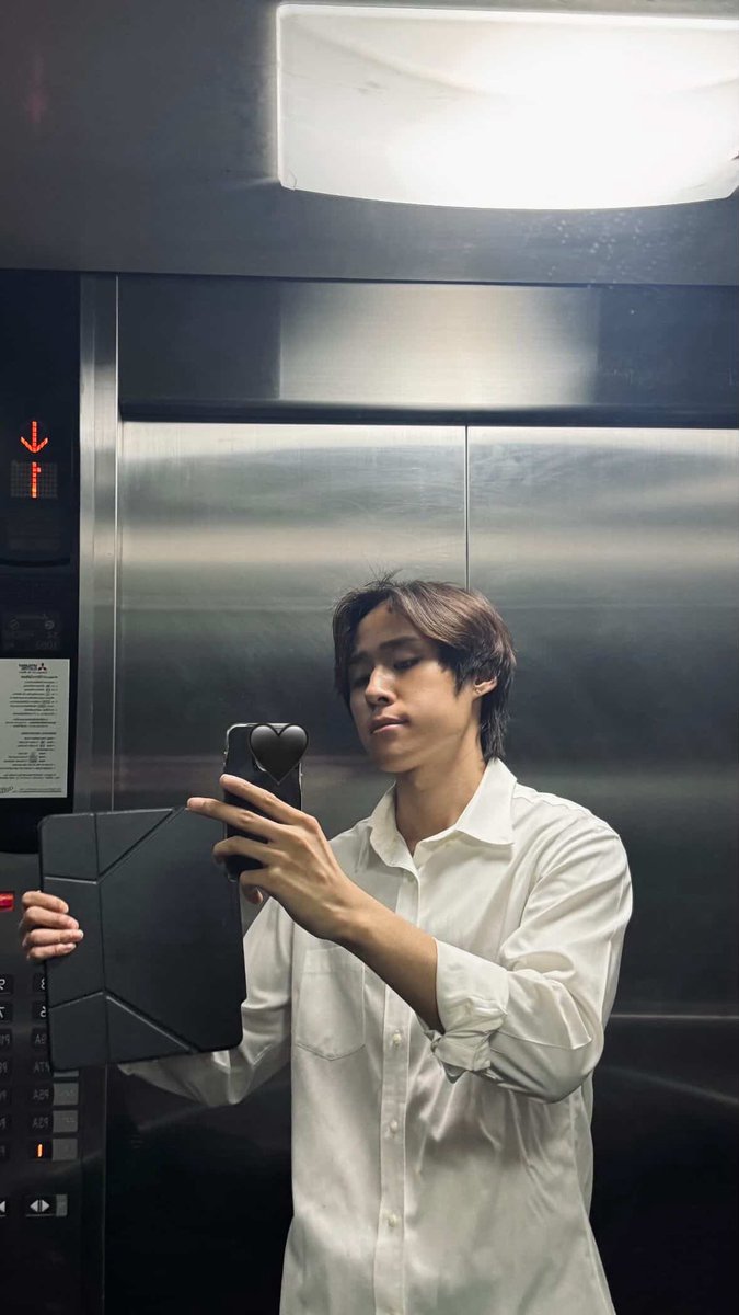 หน้าสด ผมไม่เซ็ท รูปในลิฟต์ หล่อครับ 🔛🔝