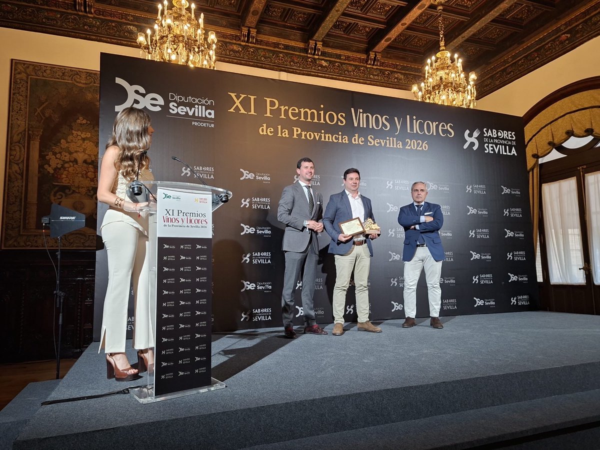 PPDipuSevilla's tweet photo. El pasado martes el diputado provincial Enrique Cornello asistió a la entrega de premios de la XI edición del concurso provincial “Vinos y licores de la Provincia de Sevilla 2026”.

Felicitamos a todas las empresas de nuestra provincia que han sido galardonadas en esta edición, símbolo de la excelencia de los vinos y licores de Sevilla en este año 2026.