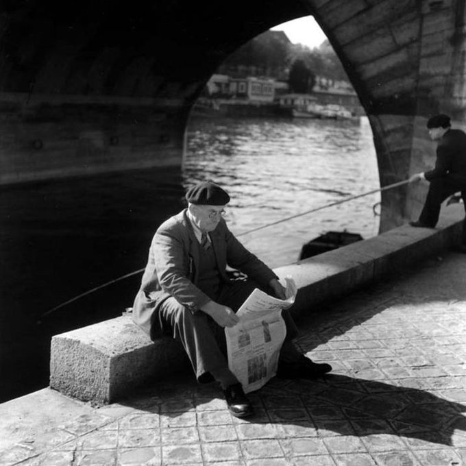 Retra_tos's tweet photo. Instante de la vida cotidiana a orillas del Sena - en París, Francia, alrededor de los años 50. #photography #KeesScherer (1920-1993) #retratos #minimalista #photooftheday https://t.co/XMjAlSTbZ6