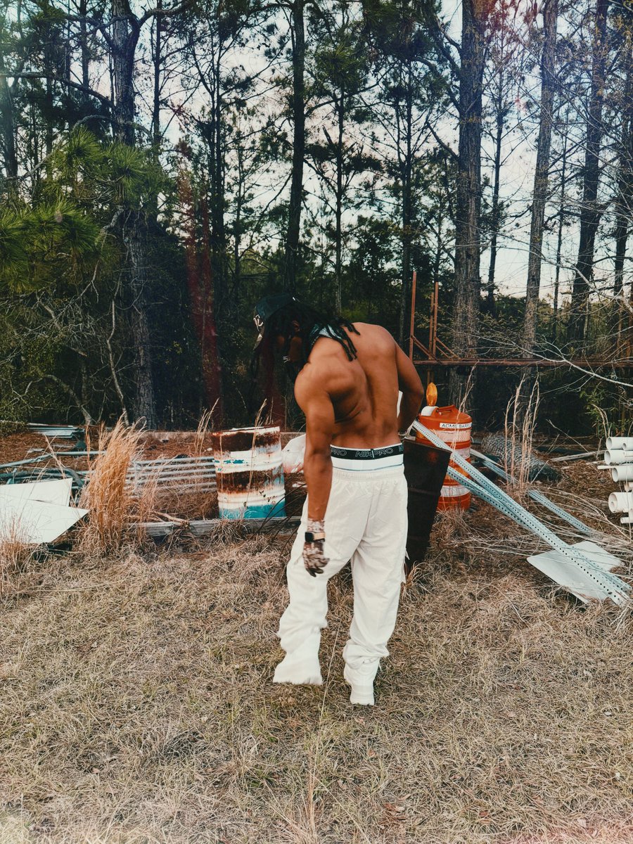 MaxiMonclerr's tweet photo. chrome veil 
issue 002 - D I R T - A N G E L - 🤎🪽 https://t.co/gn4VZ8cxKu