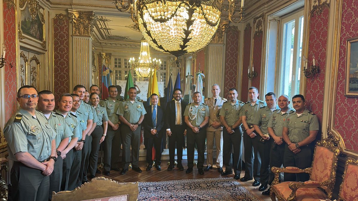 EmbColomItalia's tweet photo. Roma 6 de mayo de 2026. La Embajada de Colombia en Italia recibió a un grupo de 15 oficiales de grado Mayor de la Policía Nacional de Colombia que se encuentran realizando sus estudios (ASPOL 2025-I) para ascender al rango de Teniente Coronel. https://t.co/iibHfeuG3H