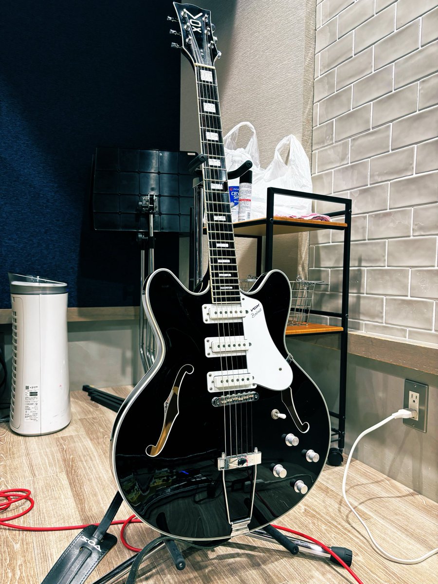 GIFFMUFF's tweet photo. 昨日はマルホ(焼肉)
今日はソロ(個人練)笑

歪ませないでギターを弾く事に悪戦苦闘している今日この頃…💦
むずいなぁ〜

でも折角なので人生初のセミアコを楽しみたいと思います😊 https://t.co/W8UBexhzwc