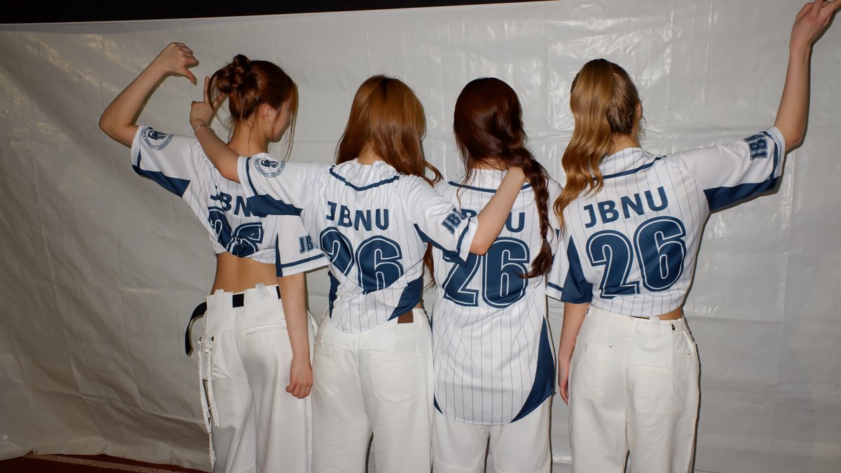 cosmosy_xm's tweet photo. 💙[himesha]
저희 코스모시가 처음으로 대학 축제에 출연했어요~‼
상상했던 것보다 몇 배나 많은 분들이 와주셔서, 환호성도 많이 받아서 정말 정말 즐거운 시간이었어요 😭✨🩵
퍼포먼스하면서 진심으로 즐길 수 있었고, 오랜만에 느끼는 이 열기에 너무 기뻤어요‼ㅠㅠ
다음 대학 축제도 열심히 할게요~‼

💛[de_hana]
전북대학교에서의 퍼포먼스 감사했습니다! 첫 대학 축제♡ 
 많은 분들이 큰 환호성을 보내주셔서 퍼포먼스하면서 너무 즐거웠어요 😭💕
파라다이스 퍼포먼스 첫 공개였어요! 어떠셨나요? 귀여운 안무죠 😽
다음 대학 축제도 열심히 할게요~! ⌣̈⃝ ♡

🩷[kamión]
코스모시 첫 대학 축제!! 🩵✨️
많은 분들 앞에서 6곡이나 선보일 수 있어서 정말 행복했고, 평생 잊지 못할 추억이 될 것 같아요...! ✨️
전북대학교 초대해 주셔서 진심으로 감사합니다!! 🥹
코스모시의 노래를 들으면서 대학 축제의 청춘을 느끼고 즐겨주셨으면 해요!!
꼭 또 오고 싶어요! 감사했습니다 🩷
 
💚[a’mei]
첫 대학 축제는 전북대학교!!
처음으로 6곡이나 퍼포먼스할 수 있었고, 파라다이스도 첫 선을 보일 수 있었어요!!
반응이 너무 좋아서 정말 즐거웠고 기뻤어요!
첫 대학 축제가 전북대여서 너무 행복했어요 ✨️
초대해 주셔서 정말 감사합니다 🫶