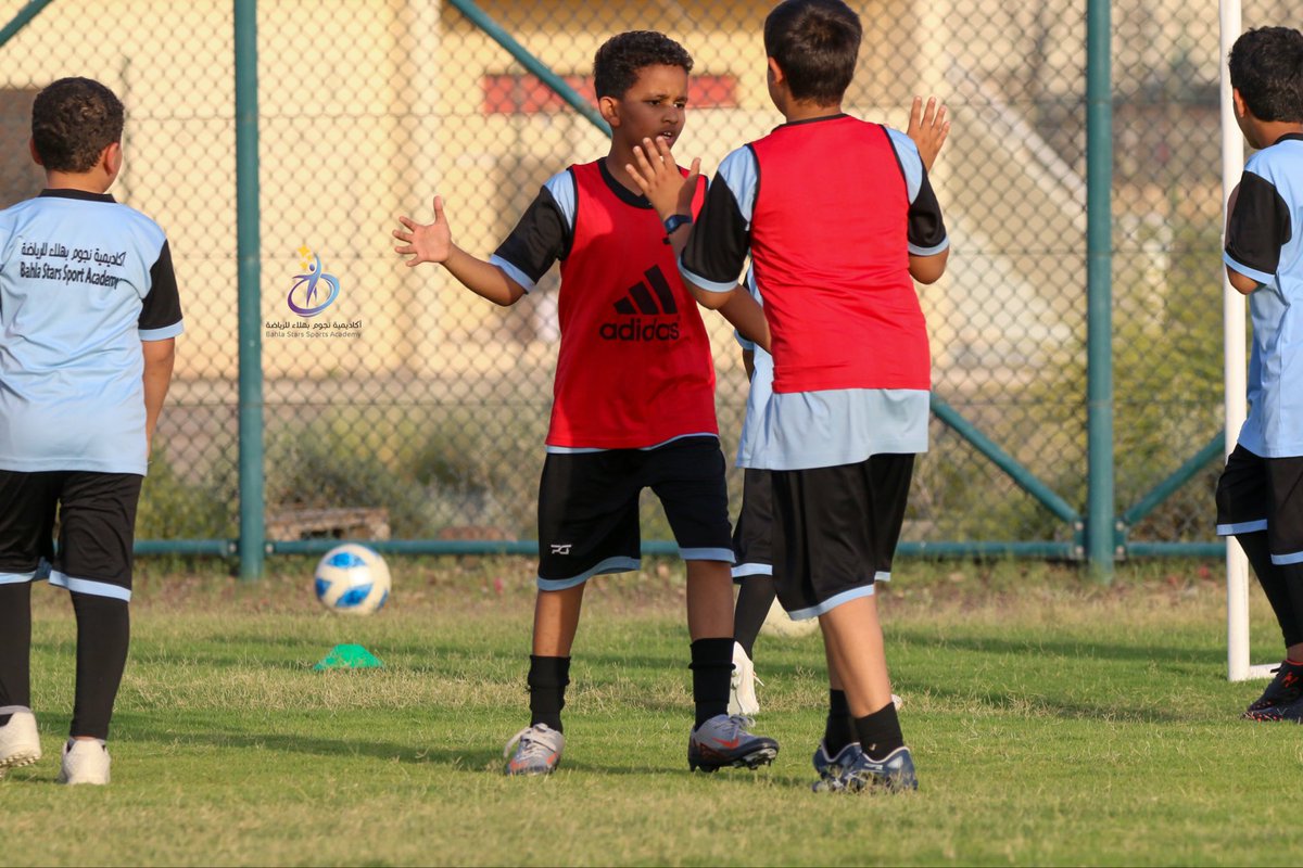 Bahla_Stars's tweet photo. في رحاب أكاديمية نجوم بهلاء، لا تُلعب كرة القدم بالأقدام فقط… ⚽️بل تُلعب بالقلوب أيضًا.😍
هنا يلتقي الشغف بالمحبة🤝، وتتحول التمارين إلى لحظاتٍ من الألفة والفرح😍، حيث تسبق الابتسامة صافرة البداية😄، ويصبح كل لقاء حكايةً جديدة من الإصرار والتحدي👏🏻✨🏆 https://t.co/euafnfIuap