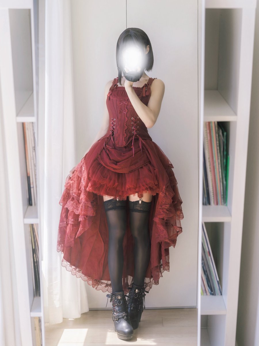 maruko00o's tweet photo. 一件衣服同时满足我想要的前短后长和自虐式收腰的两个需求。消费很成功，孩子很满意，谢谢你焦糖古董。 https://t.co/ayGd8fuOhu