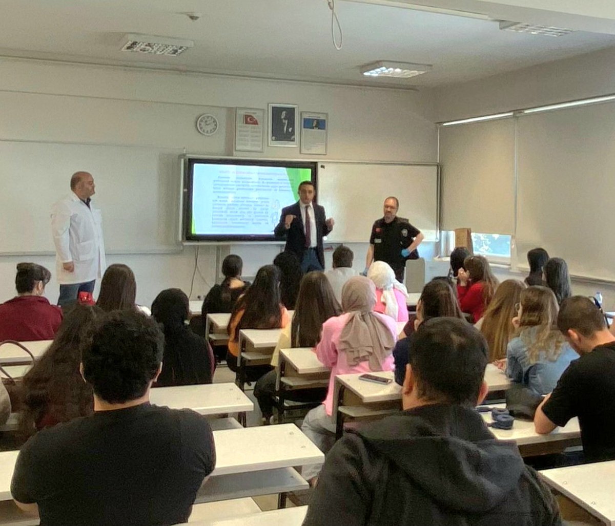 sedatper's tweet photo. Adli Kimya dersi kapsamında Kayseri Emniyet Müdürlüğü Olay Yeri İnceleme Şube Müdür Vekili Başkomiser Abdullah GÖKKAYA ve Polis memuru Ömer SELÇUK'a "Parmak izi" analizleri sunumu ve  uygulamaları için teşekkür ederiz. https://t.co/FhK36n91hp