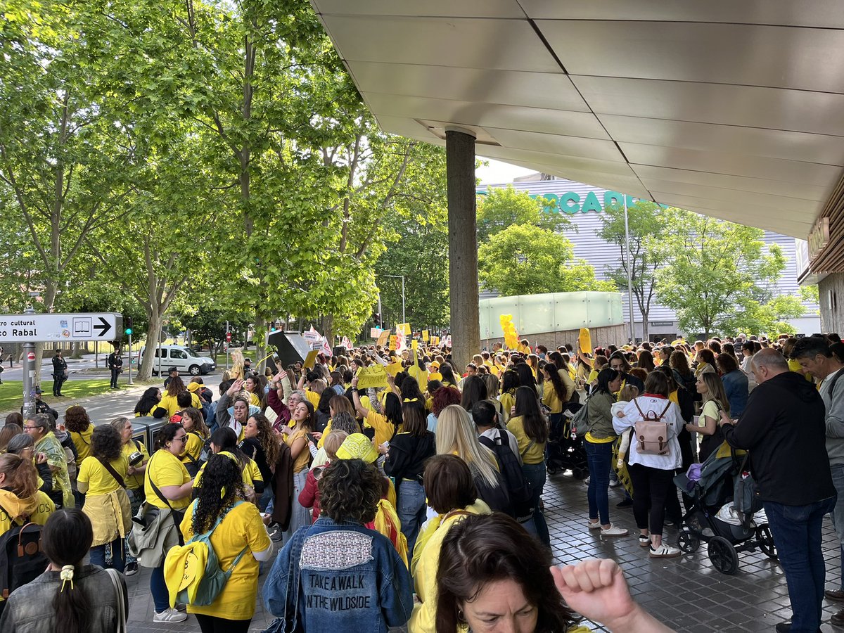 SEMadrid_'s tweet photo. Zarzalejo y Ayuso: si no nos queréis escuchar, cerramos las escuelas.

Frente a la Asamblea de Madrid, @educacionPLEI demuestra la fuerza de la marea amarilla en este día inolvidable para las escuelas infantiles: la primera huelga estatal de la historia.

Venceremos 🔥💛✊🏽 https://t.co/HTGkD1hobI
