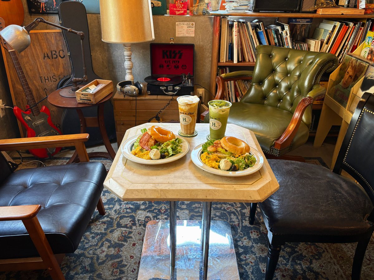 yolum_o6's tweet photo. 📍H.A.L. cafe (池尻大橋駅)

都内なのに混んでなくてゆったり過ごせる、広々とした隠れ家ベーグルカフェ🥯🥕

内装のこだわりは圧巻で、アンティーク品をひとつひとつ集めたそう。席によって雰囲気違って超テンション上がった！！個人的には2枚目のレコードが聴ける席がおすすめ🎸 https://t.co/YOV8N1U26R