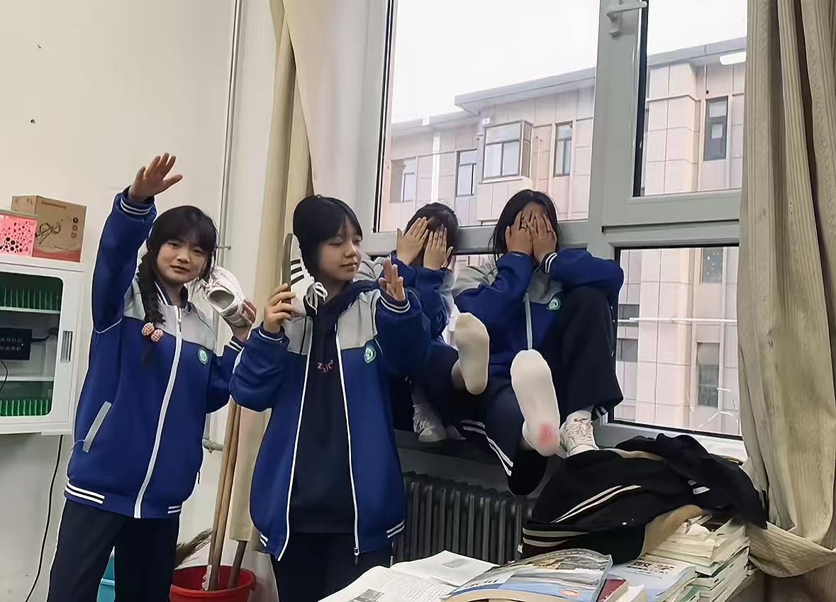 bb13146666's tweet photo. 你读书时候被这种社会小妹欺负也会硬吗 https://t.co/cNNOV7aKs2