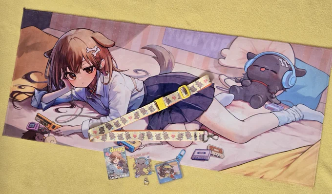 【#ホロクル11th グッズ紹介①】 平成レトロをテーマにころさんグッズを作りました 新作グッズセット (5点セット)¥3,000 フェイスタオル(約80×34cm) 両面アクキー(約6×5cm) フォンタブ(約6cm) ネックストラップ ステッカー(約8×6cm) (リプ欄に続く→)