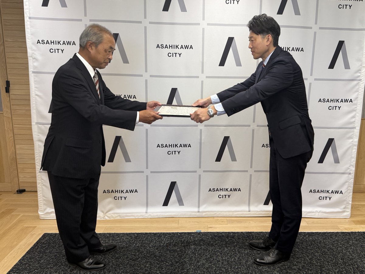寄贈に伴う感謝状贈呈を行いました】 旭川印刷製本工業協同組合様から 寄贈に伴う感謝状贈呈を行いました】 旭川印刷製本工業協同組合様から