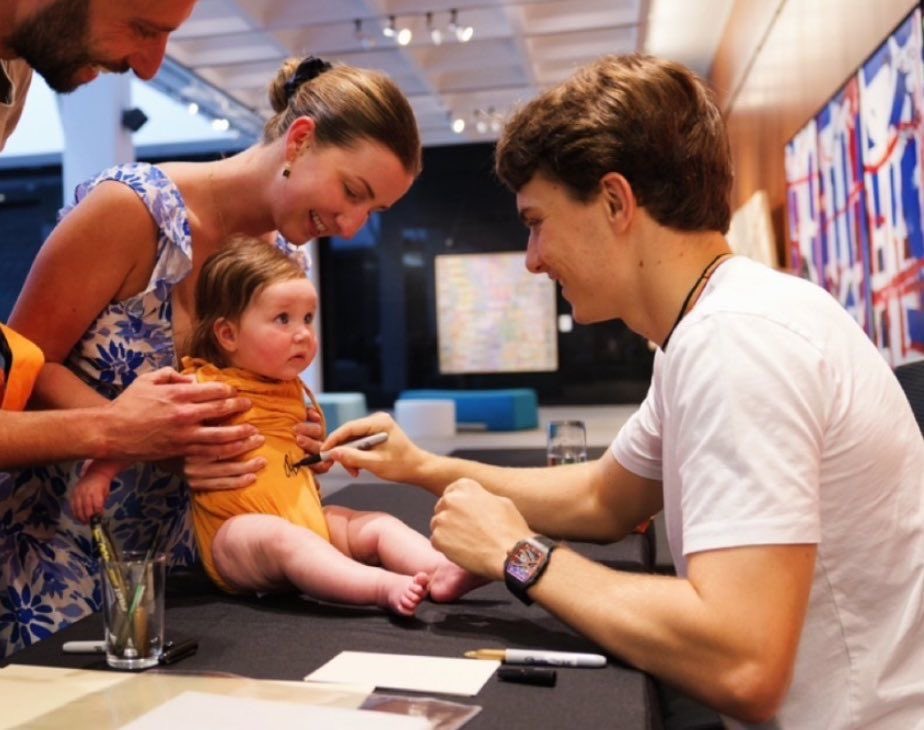 carcarchives's tweet photo. carcar signing babies ✍🏻👶🏻 https://t.co/yb6IHtPDyd