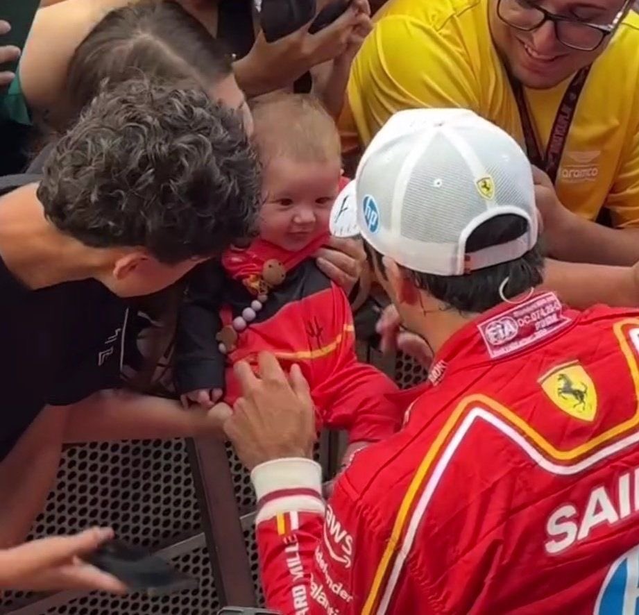 carcarchives's tweet photo. carcar signing babies ✍🏻👶🏻 https://t.co/yb6IHtPDyd