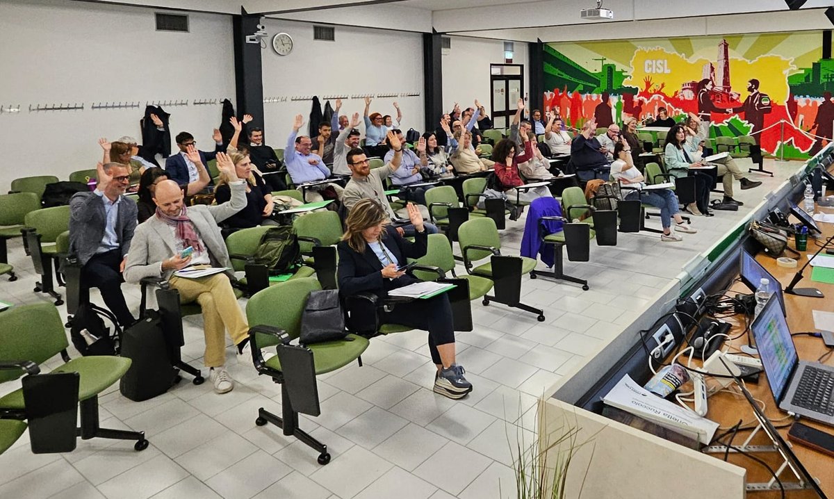 First_Cisl_E_R's tweet photo. Consiglio generale regionale First Cisl Emilia Romagna: conclusa l'apertura istituzionale, il cuore del dibattito si è aperto con l'intervento del nostro Segretario generale Stefano Manzi.

Al centro della sua relazione, sviluppo associativo, bilancio e formazione. https://t.co/B8uTcFfxSM