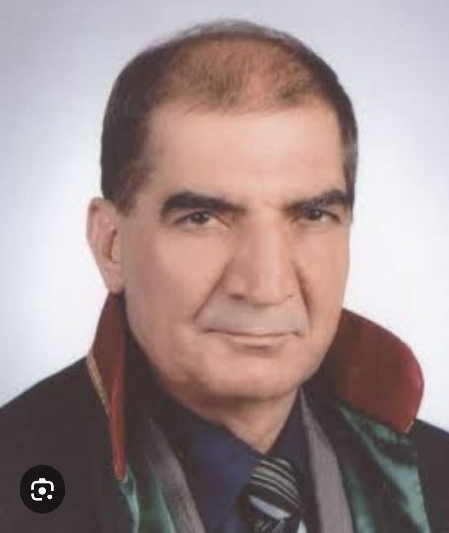 mucahithimoglu's tweet photo. VEFAT / TAZİYE – BİR YAPRAK DAHA DÜŞTÜ

     Bu dünya…
Her geçen gün biraz daha eksilen, biraz daha sessizleşen bir yer artık.
Ve yine… bir eksilişin, bir kopuşun, bir vedanın içindeyiz.
     Erzurum’un hafızasına kazınmış, vakarıyla, sözüyle, duruşuyla iz bırakmış duayen hukukçulardan iki dönem Erzurum Baro Başkanlığı görevini ifa eden, 
Av. Faruk Terzioğlu’nun Hakk’a yürüdüğü haberini, yüreğim de ağır bir sızıyla öğrenmiş oldum…
     Zaman acımasız…
Yaprak dökümü misali, en kıymetlilerimizi alıp götürüyor.
     Geriye ise yarım kalmış cümleler, eksik kalmış dost meclisleri ve içimize çöken derin bir sessizlik bırakıyor.
     Faruk Terzioğlu…
Sadece bir isim değildi.
Bir duruştu.
Bir sadakatti.
Bir vefaydı.
      O, dostlarının cenazelerinde, 
düğünlerinde, dost ve arkadaşlarının hastalığında kapısını ilk çalan,
en zor anlarında onlara  omuz veren gerçek bir gönüldaşımızdı…
     Garibanların  yanında duran,
sözünü esirgemeyen,
mertliğiyle hafızalara kazınan bir dadaştı.
     Cumhuriyet sevdalısıydı, milli bir duruşu olan bir şahsiyetti…
    Şimdi o aramızda yok…
Ama ardında silinmeyecek bir iz, unutulmayacak bir hatıra ve dolmayacak bir boşluk bırakarak aramızdan   ayrıldı…
     Bu bir veda değil sadece…
Bu, bir  fani dünyadan sessizce ayrılmasıdır…
    Merhum Faruk Terzioğlu’na Yüce Allah’tan rahmet diliyorum.
     Başta kıymetli Terzioğlu ailesi olmak üzere, tüm dostlarına, sevenlerine ve hukuk camiasına sabır ve başsağlığı diliyorum.
    Mekânı cennet, makamı âli olsun.
Ruhu şad, hatırası daim olsun.
      Mücahit Himoğlu
    NOT: Cenaze yarın (Cuma) namazını takiben kılınacak cenaze namazından sonra Tortum ilçesinde Ebedî istirahatgâhına tevdî edilecektir. 
Taziye Telefonları oğlu Haluk : +90 532 303 45 82
Abisi Ömer Terzioğlu: +90 544 215 13 04