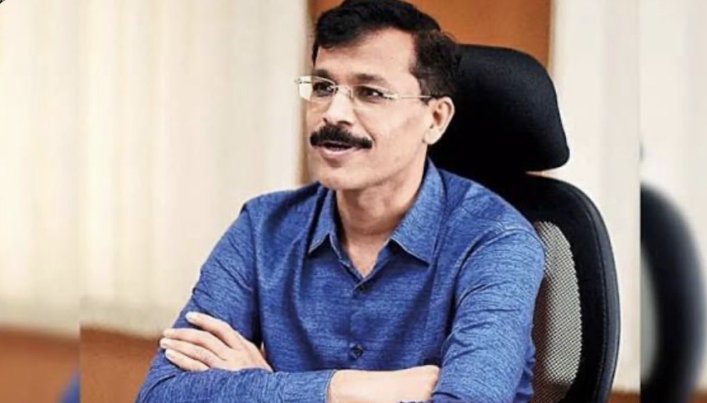 Meet Tukaram Mundhe 😎

•  Bro is “Worst IAS Officer” • Got 25+ transfers in just 21 years

His “Crimes” :

• Shut illegal bars linked to politicians • Stopped ₹180 Cr illegal projects in Mumbai • Exposed ₹310 Cr tax fraud • Closed 900 fake NGOs

In India, HONESTY =