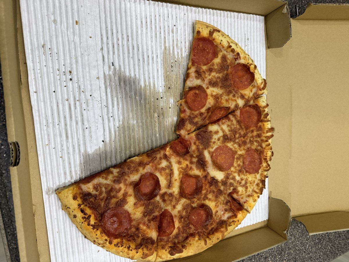 KParge31's tweet photo. @BoneAndTyvis971 Cold, left out all night, pizza from a shady gas station. May the odds be ever in my favor! https://t.co/gcGA3CHYbk