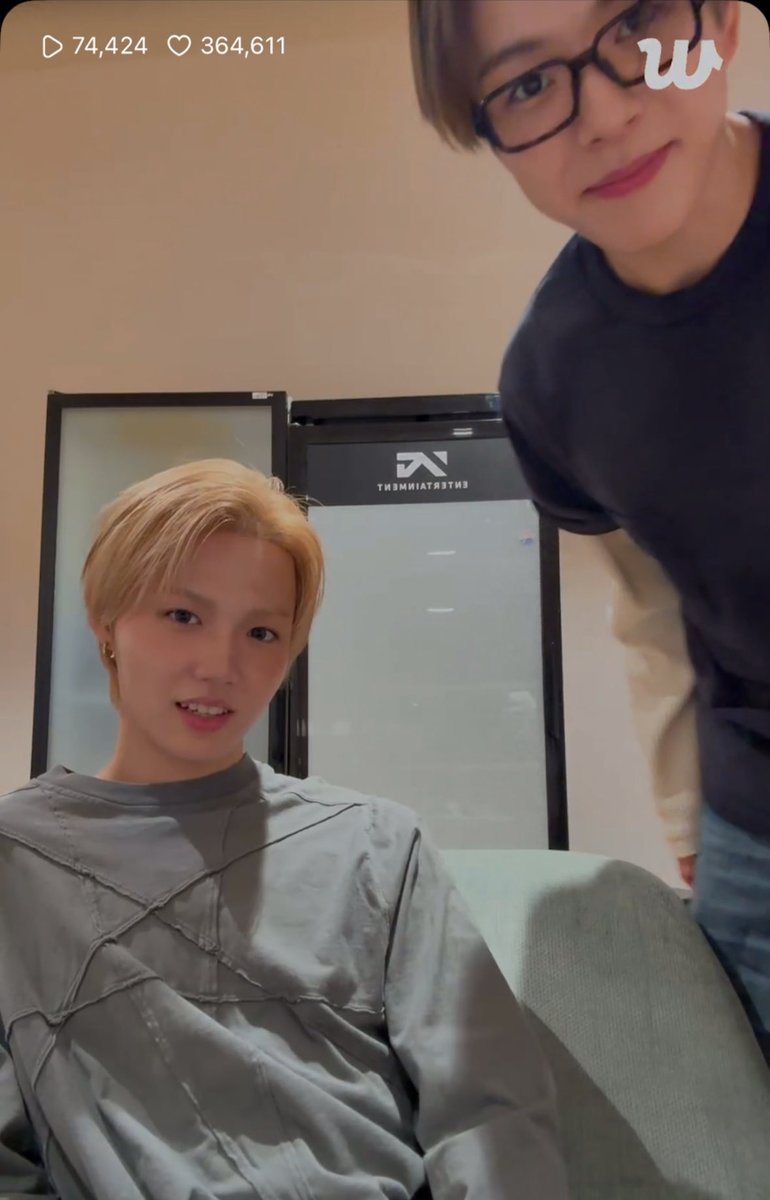 Jaehyuk came to Doyoung's weverse live because he thought Doyoung ordered food together with him and he asked "Our meal has arrived, should I bring you your food?"

But it was a misunderstanding. Doyoung didn't order anything 😭😂