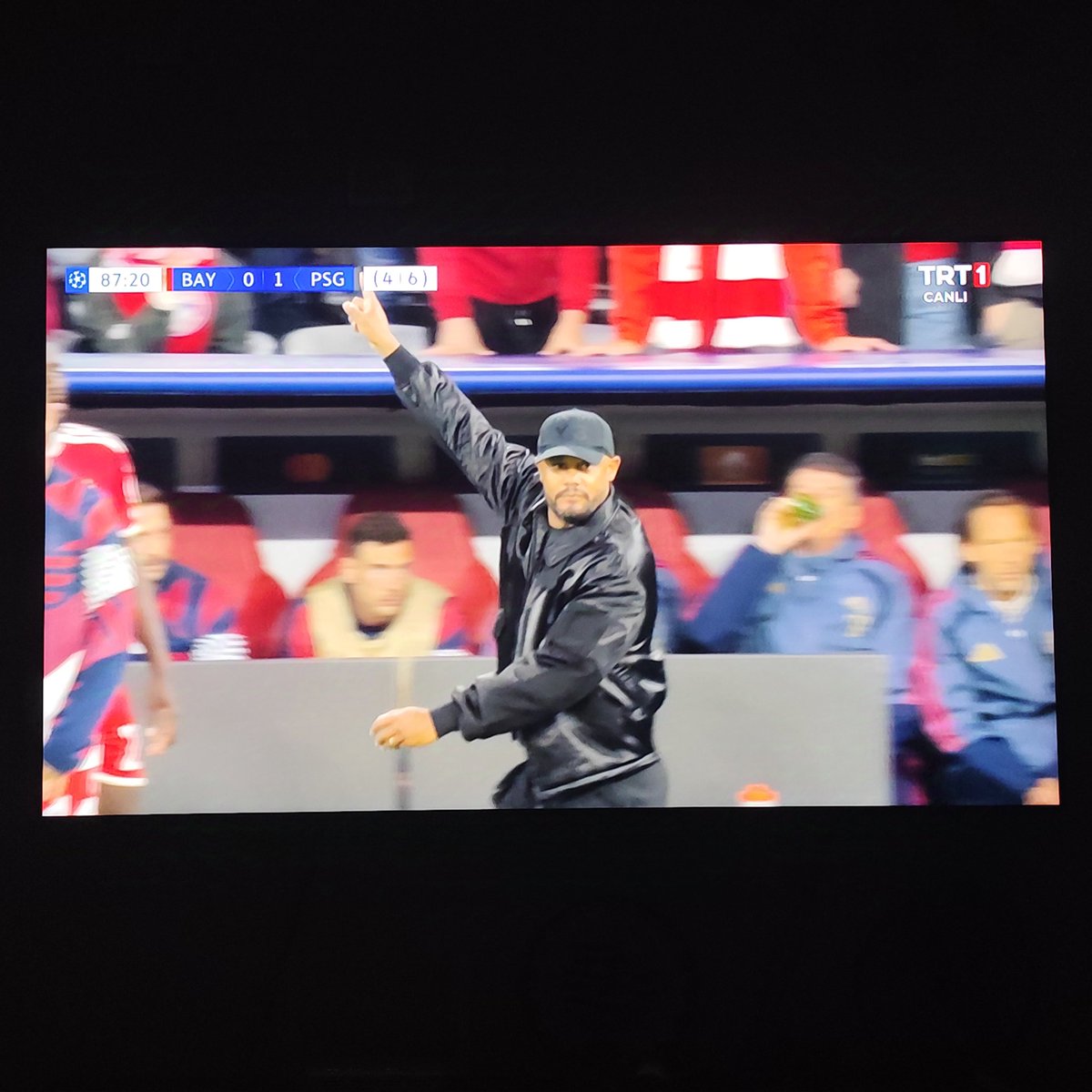 rr_dw505's tweet photo. Birtek bana mı çok benzer geldiler ahahahhwhwha

#BAYvPSG https://t.co/Xn9k8MzGFt