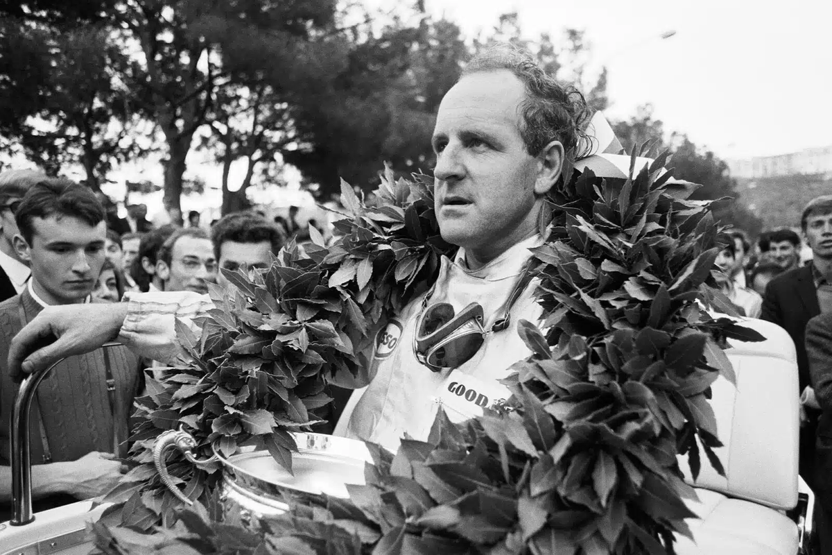 DPerezF1's tweet photo. 🔙 Hoy, hace 59 años...

Denny Hulme conseguía su primera victoria en el GP de Mónaco de 1967.

El neozelandés dobló a toda la parrilla en su Brabham. Graham Hill (Lotus) y Chris Amon (Ferrari) completaron el podio.

Hulme finalmente se coronaría Campeón del Mundo ese mismo año. https://t.co/3ypsopUusJ