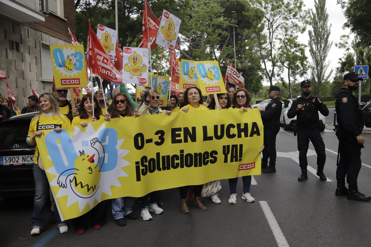 CCOOMadrid's tweet photo. 🔴🔴 #FelizJueves, hoy huelga general en la enseñanza infantil✊️✊️

👉 Exigimos un modelo universal público y de calidad 
👉 Exigimos las ratios recomendadas por la Unión Europea
👉 Homologación de las condiciones laborales y dignificación del sector
👉Revisión de la jornada laboral 

📣¡No guardamos, educamos!

📷 Concentración frente a la patronal en Madrid
