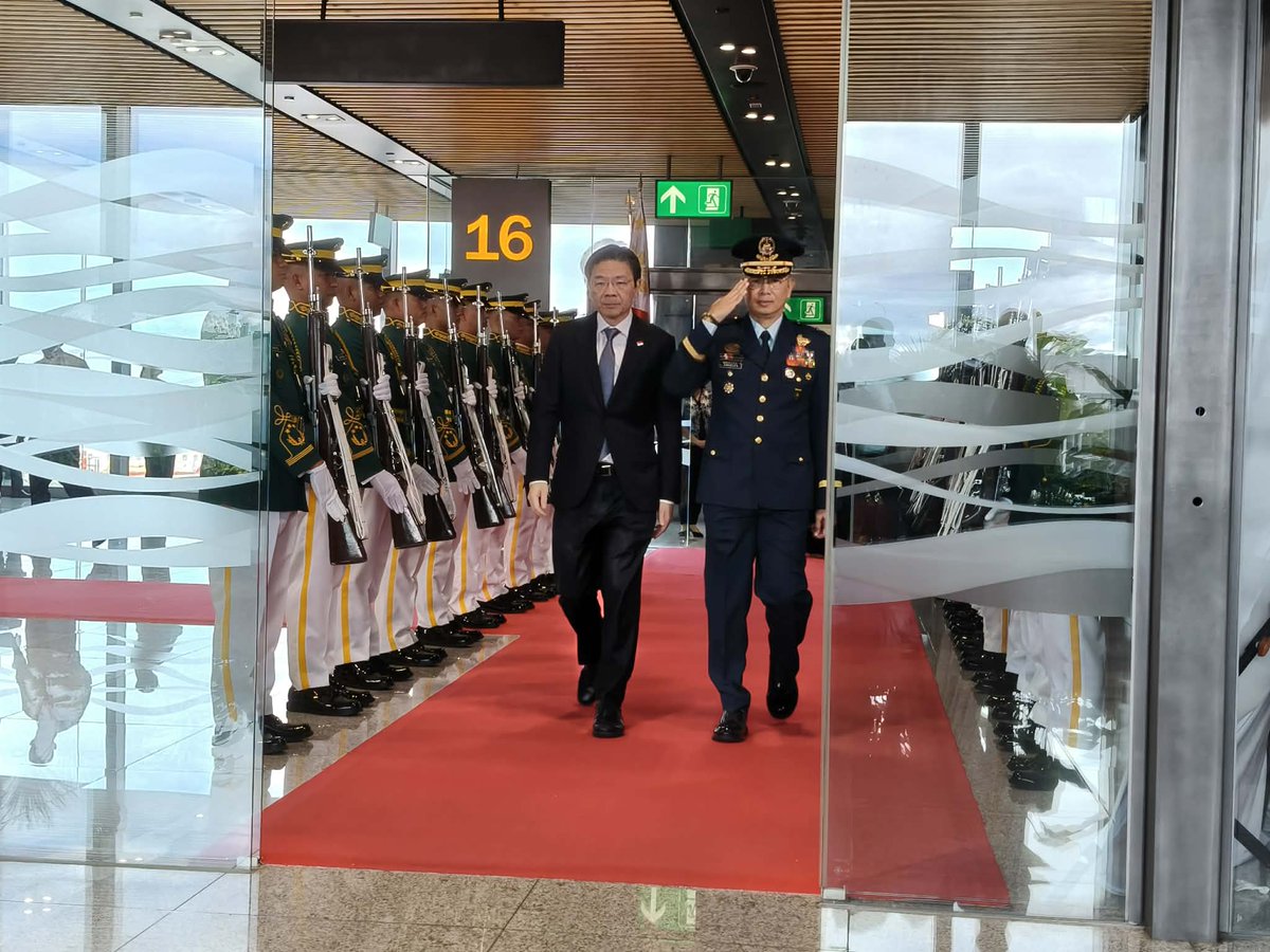 News5PH's tweet photo. SINGAPOREAN PM, NASA CEBU NA PARA SA ASEAN SUMMIT

Dumating na si Singaporean Prime Minister Lawrence Wong sa Mactan–Cebu International Airport hapon ngayong Huwebes, May 7, para sa gaganaping 48th ASEAN Summit and Related Meetings. I via John Aroa

#ASEANSummit48 https://t.co/ft0OTLX6p4