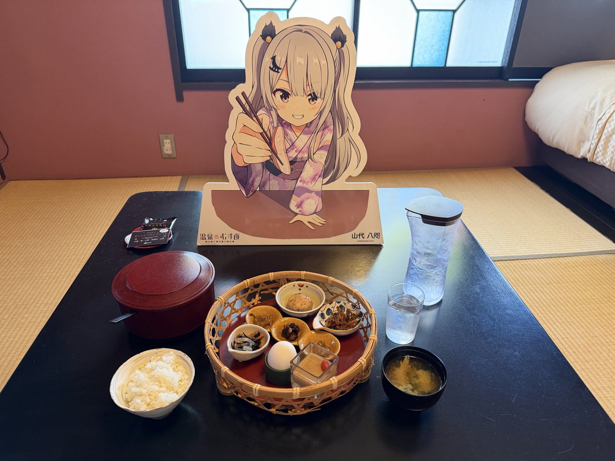 KID_ekimemo's tweet photo. 昨夜は宝生亭さんに宿泊♪

日帰り入浴やブラックカレーを食べたりと
何度か訪れてましたが、やっと泊まれました！

購入したバスタオルと返礼品の法被も展開して八咫まみれにして堪能🥰

部屋での食事なら八咫ちゃんにあ～んしてもらっても、他人に見られないので良き✨

#温泉むすめ 
#山代八咫 https://t.co/x9y026Ylv0