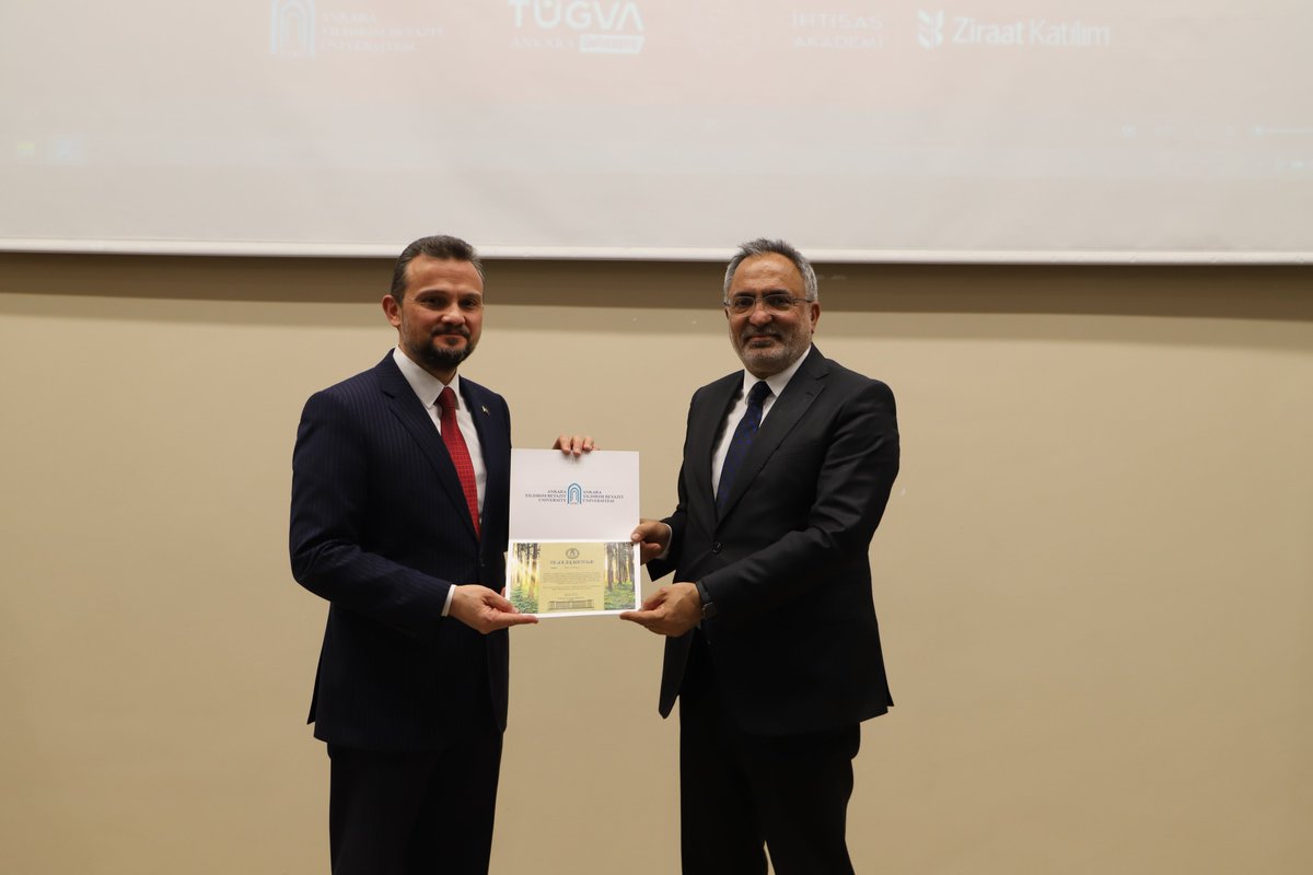 ulusalajans's tweet photo. Başkanımız @ilkerastarci, Türkiye Gençlik Vakfı organizasyonunda Ankara Yıldırım Beyazıt Üniversitesi ev sahipliğinde düzenlenen "İhtisas Akademisi Ankara" programına katıldı. 

Başkanımız, gerçekleştirdiği “Sınırları Aşan Gençlik: Dünyayı Gezmek Değil, Dünyayı Değiştirmek” başlıklı konuşmada, @ulusalajans tarafından yürütülen Erasmus+ ve Avrupa Dayanışma Programı kapsamında her yıl on binlerce gencin yurt dışında eğitim, staj ve gönüllülük faaliyetlerine katılma imkânı bulduğunu ifade etti. Bu fırsatların yalnızca yeni yerler görmekten ibaret olmadığını, gençler için güçlü bir öğrenme, gelişim ve toplumsal etki alanı sunduğunu ifade eden Başkanımız, tüm gençleri bu imkânları yakından takip etmeye ve aktif şekilde değerlendirmeye davet etti.

@tugvaTR   @ybuankara 
#erasmus #erasmusplus #ulusalajans