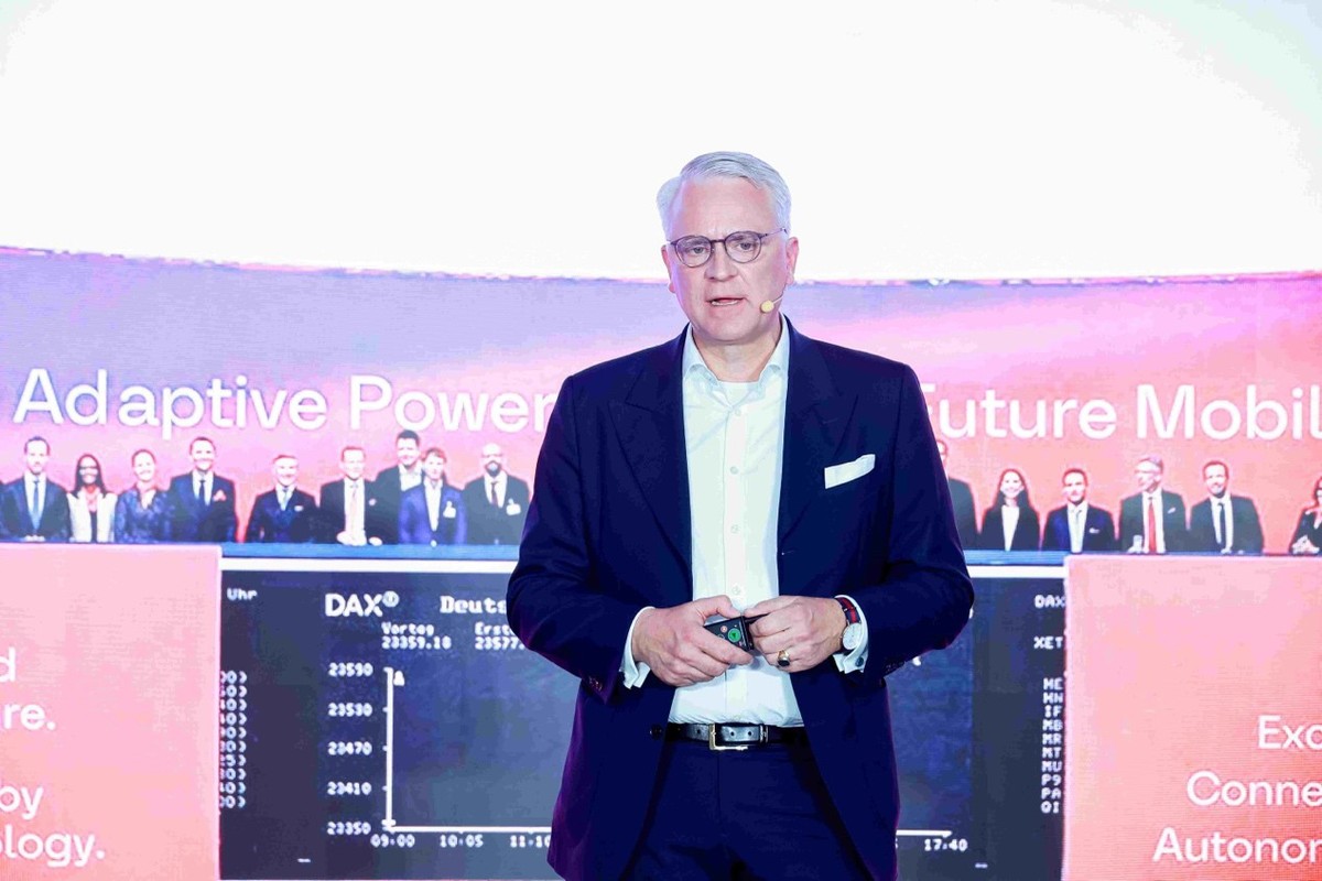 AutoChinaNews's tweet photo. For the first time at the #BeijingAutoShow, German supplier #Aumovio announced two strategic partnerships with @Leapmotorglobal and #Pateo, strengthening its "China for global" strategy. The company will support Leapmotor's overseas expansion with intelligent driving, braking, and safety systems, while partnering with Pateo on AI-powered computing platforms and smart cockpit technologies.

Aumovio also showcased next-generation autonomous driving and intelligent cabin solutions developed with strong involvement from its China R&D teams.