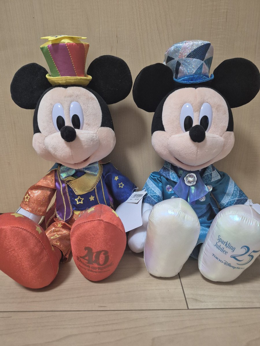 usapyon11's tweet photo. そういえば。
ランド４０周年ミッキーぬいぐるみ5600円、シー２５周年ミッキーぬいぐるみ6500円。
なんか、、怖くなった！ https://t.co/a3cxJqmddj