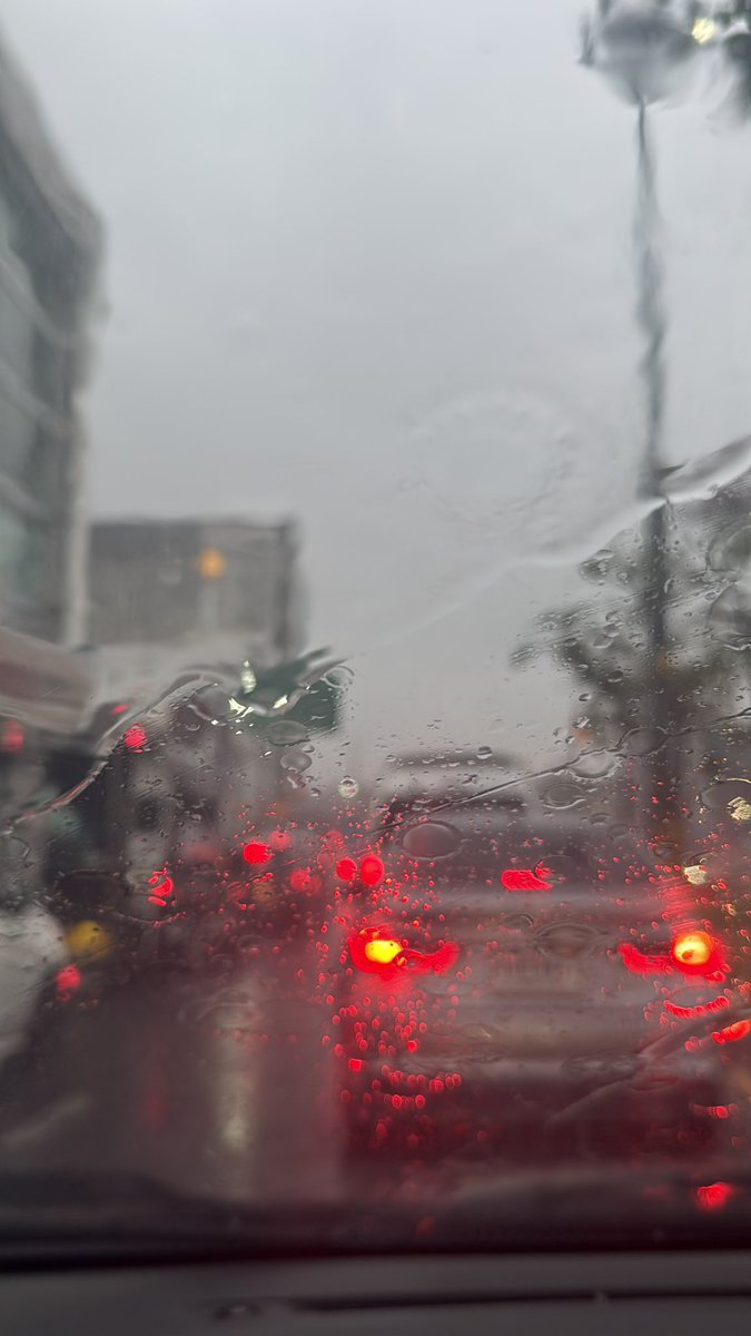 Poonidaa's tweet photo. ฝนตกหนักมาก เหงามาก แม้จะเป็นคู่😂 #หาดใหญ่ #หาดใหญ่ทัก #หาดใหญ่สวิง https://t.co/x6rpr9C2m2
