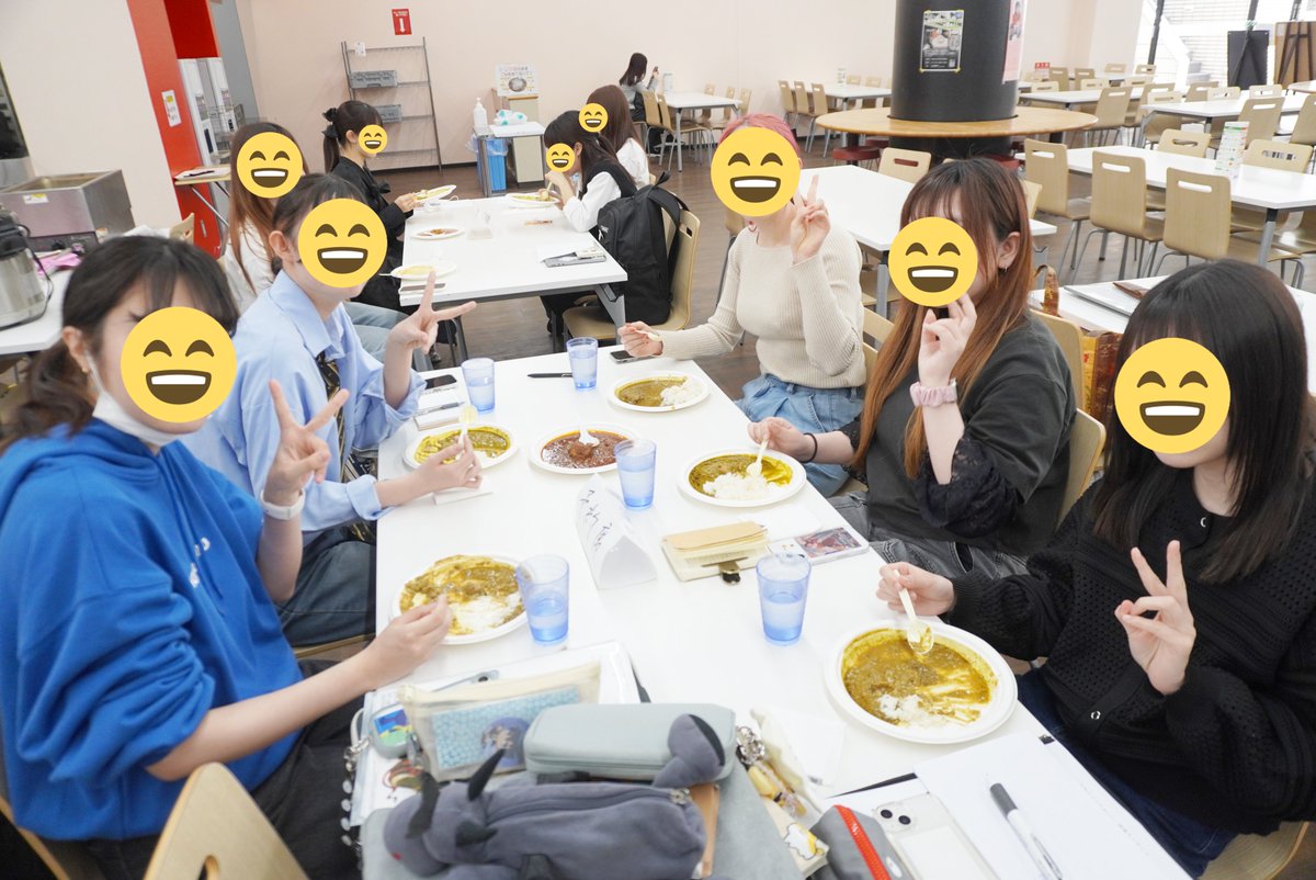 saga_gd's tweet photo. これ��パーティー…？🎉
いえいえ、これも立派な授業です。
カレーの試食会🍛✨
味や見た目もしっかりチェックしながら、楽しく学んでいます😊
#嵯峨美術大学 #グラフィックデザイン #授業風景 #社会連携 #カレー #パッケージ https://t.co/aFDw7Lliha