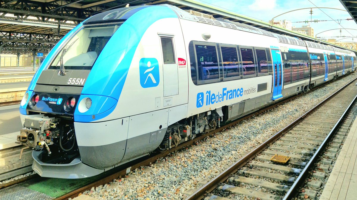 sgenmobilite's tweet photo. L'AGC BiBi (bi-mode et bi-courant) 555N de @LIGNEP_SNCF avec sa nouvelle livrée @IDFmobilites suite à son opération de mi-vie était présente ce matin à Paris - Gare de l’Est ! #agcbibi #agcidfm #lignep #transilien #agcopmv #opter #parisest #opmv #idfm #agc https://t.co/PDTUsAbxFs