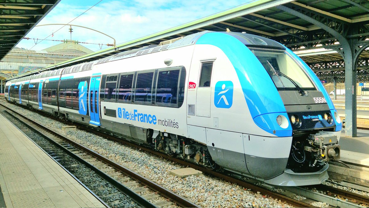 sgenmobilite's tweet photo. L'AGC BiBi (bi-mode et bi-courant) 555N de @LIGNEP_SNCF avec sa nouvelle livrée @IDFmobilites suite à son opération de mi-vie était présente ce matin à Paris - Gare de l’Est ! #agcbibi #agcidfm #lignep #transilien #agcopmv #opter #parisest #opmv #idfm #agc https://t.co/PDTUsAbxFs