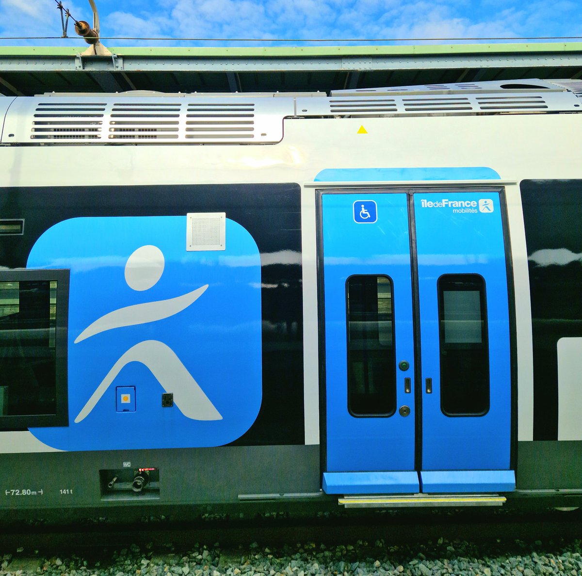 sgenmobilite's tweet photo. L'AGC BiBi (bi-mode et bi-courant) 555N de @LIGNEP_SNCF avec sa nouvelle livrée @IDFmobilites suite à son opération de mi-vie était présente ce matin à Paris - Gare de l’Est ! #agcbibi #agcidfm #lignep #transilien #agcopmv #opter #parisest #opmv #idfm #agc https://t.co/PDTUsAbxFs