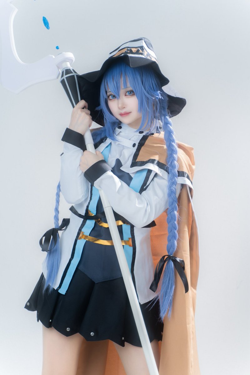 ロキシー コスプレ 杖付き 杖を大事に抱えてる先生かわいい！！のと仁王立ちに光でお顔に影がある