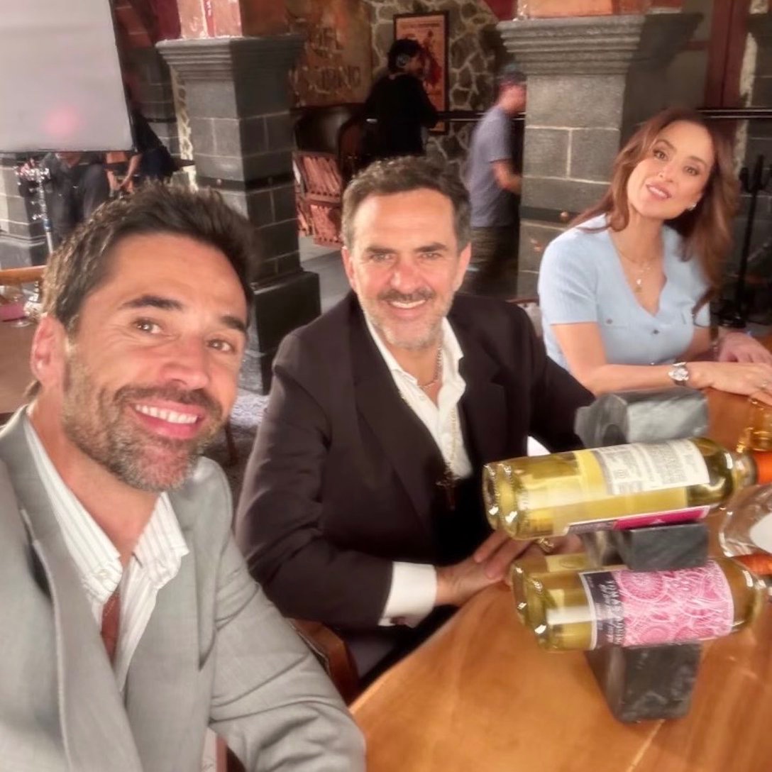 BlogRumoreS's tweet photo. Así lucen Matías Novia, Flavio Medina y Marisol Del Olmo durante las grabaciones de #ElRenacerDeLuna.

Esta adaptación de #MorirParaVivir llegará a México en Junio, a las 6.30PM, por Las Estrellas.

@MatiNovoaB @FlavioMedina @MarisolDelOlmo https://t.co/KV5rbU7aJx
