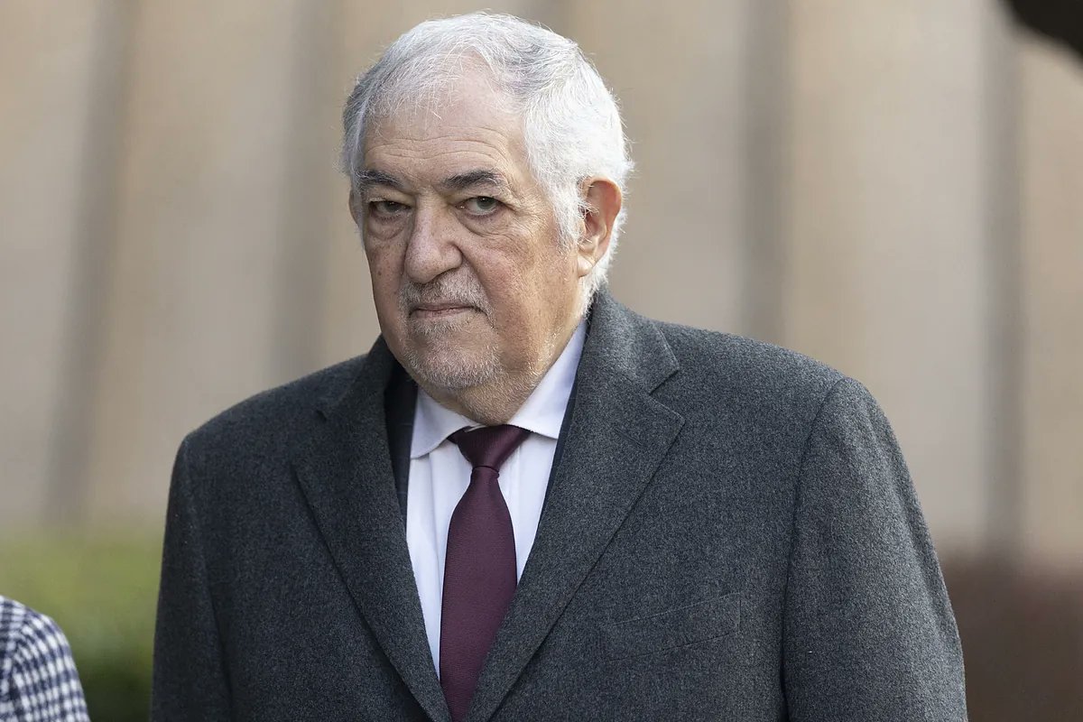 Tengo entendido que el presidente del Tribunal Constitucional, Cándido Conde-Pumpido, no debería seguir en el cargo, ya que habría cumplido su tiempo de mandato. Es decir, estaría ocupando el puesto más allá del periodo que le corresponde.

Me pregunto por qué sigue ahí, por qué