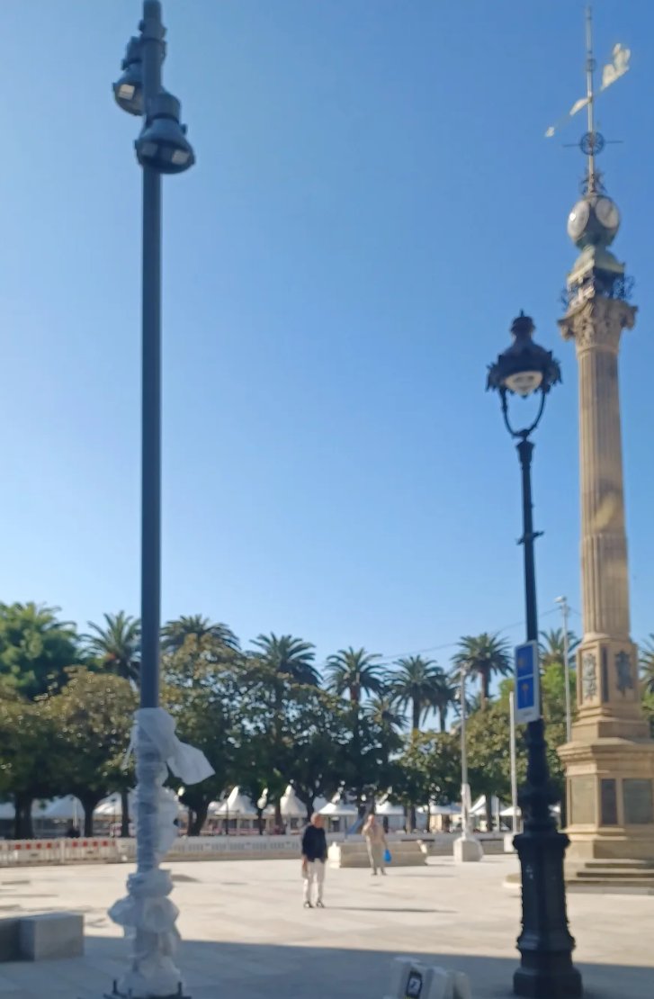guille_tort's tweet photo. Mis condolencias a Coruña por haberse infectado del virus Lugo de las farolas. Vaya imagen, todo mal, qué lástima. https://t.co/vzFHFSefkd