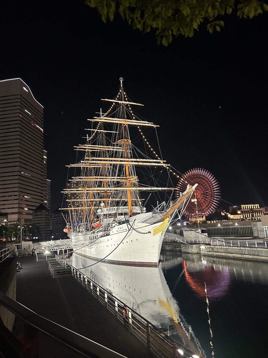 kacchi3724's tweet photo. 横浜旅行その1
AtR10周年ペンラ、中心だけ色違う（黄色っぽい）の初期不良説ある？他にも何人か見かけたけどなんともない人もいた。 https://t.co/ZkqALVOElx