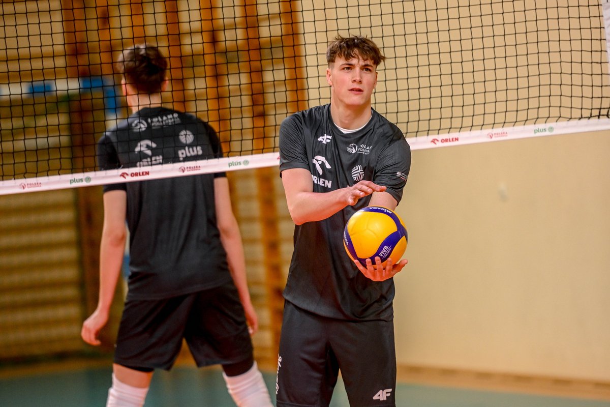_SkraBelchatow_'s tweet photo. Reprezentacja Polski pracuje na zgrupowaniu, a wśród kadrowiczów nie brakuje ekipy #TeamSkra💛🖤 

Pod okiem Nikoli Grbicia trenują Maksym Kędzierski, Mateusz Nowak, Bartłomiej Lemański i Błażej Bień, który w sezonie 2025/26 na zasadzie wypożyczenia reprezentował BKS Bydgoszcz. https://t.co/DDUygV8B7h