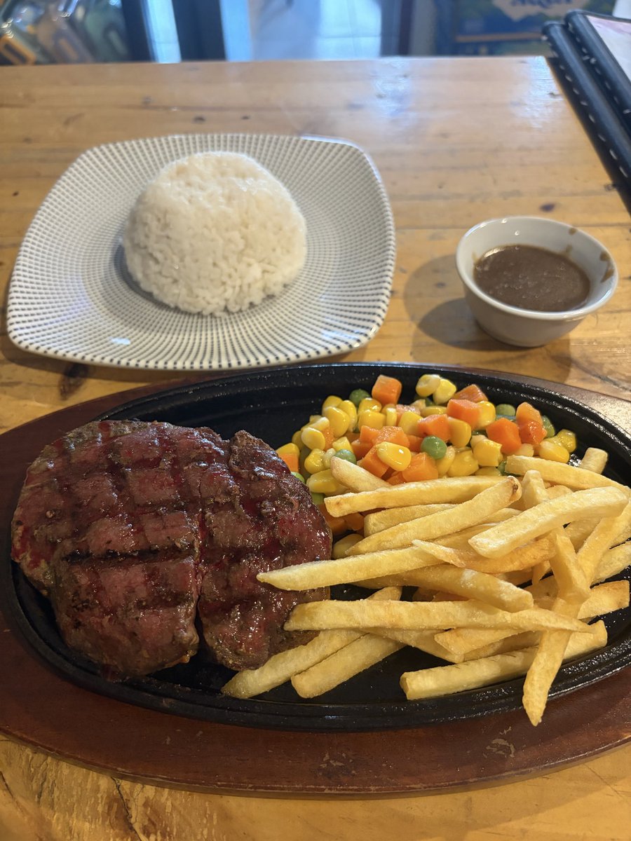 JunMakeMyWay's tweet photo. 海外で食べたテンダーロインステーキ、最高でした…🥩✨
一応ダイエット中なので、1日2食を維持しつつ脂質の少ない部位を厳選したのですが、GWの楽しさには勝てず1kg増量。
仕事も再開したので、溜まったカロリーもしっかり燃焼させていく所存。目指せ、連休前以上のキレ！ https://t.co/7STzyP7PK0
