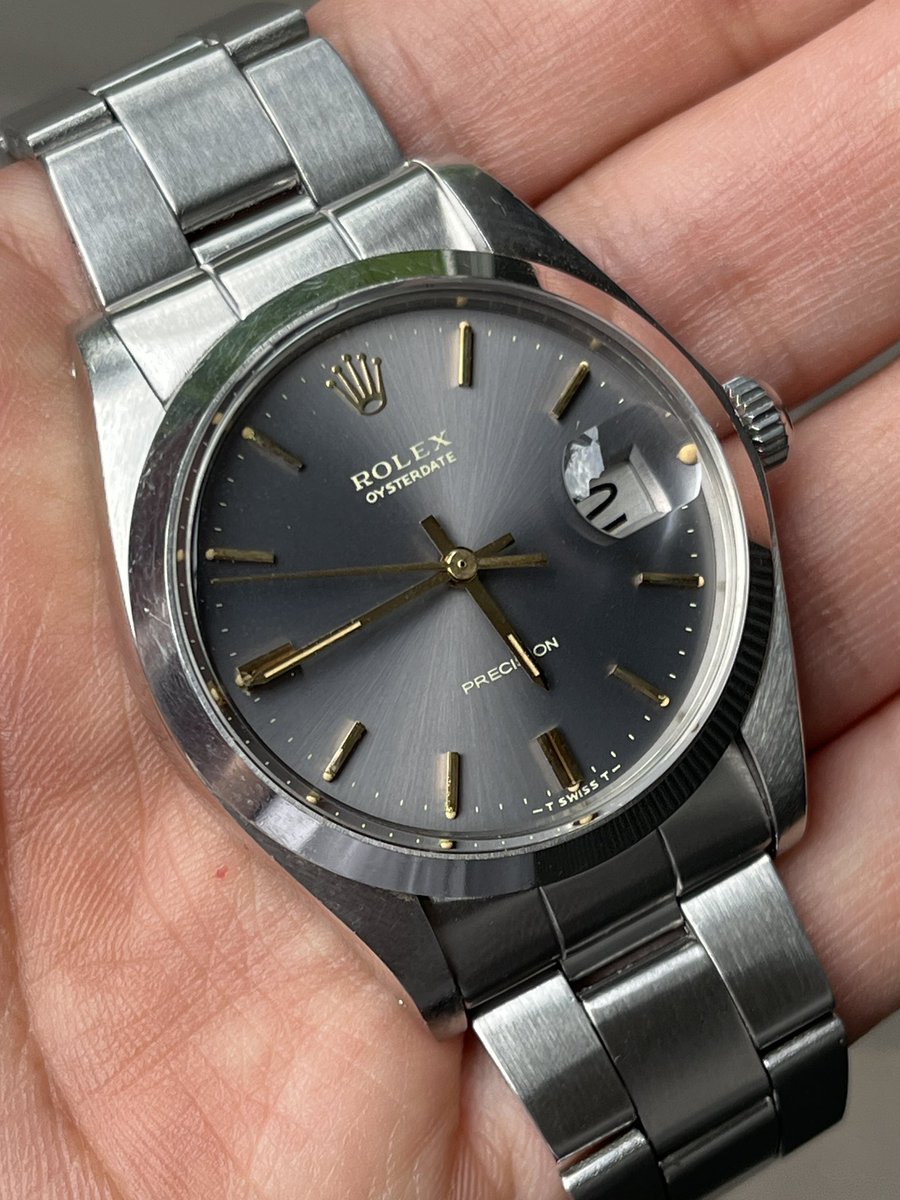 carese's tweet photo. 探すと意外と出てこない、グレーダイアルのロレックス・Ref.6694・オイスターデイトが入荷して参りました。個人的な好みとして、ステンケースにゴールドインデックスとハンドの組み合わせは、デザイン的にもプレミアム感的にも疑問を持っていたのですが、落ち着いたグレーとの組み合わせになると、シルバーやブラックとも違った、どこか都会的で洗練された印象を受けます。焼けた夜光、そしてシャープなベゼルの照りも、全体の雰囲気を際立たせているのではないでしょうか。こちらはメンテナンスが完了したばかりですので、数日動作テストを行ってから販売開始致します。